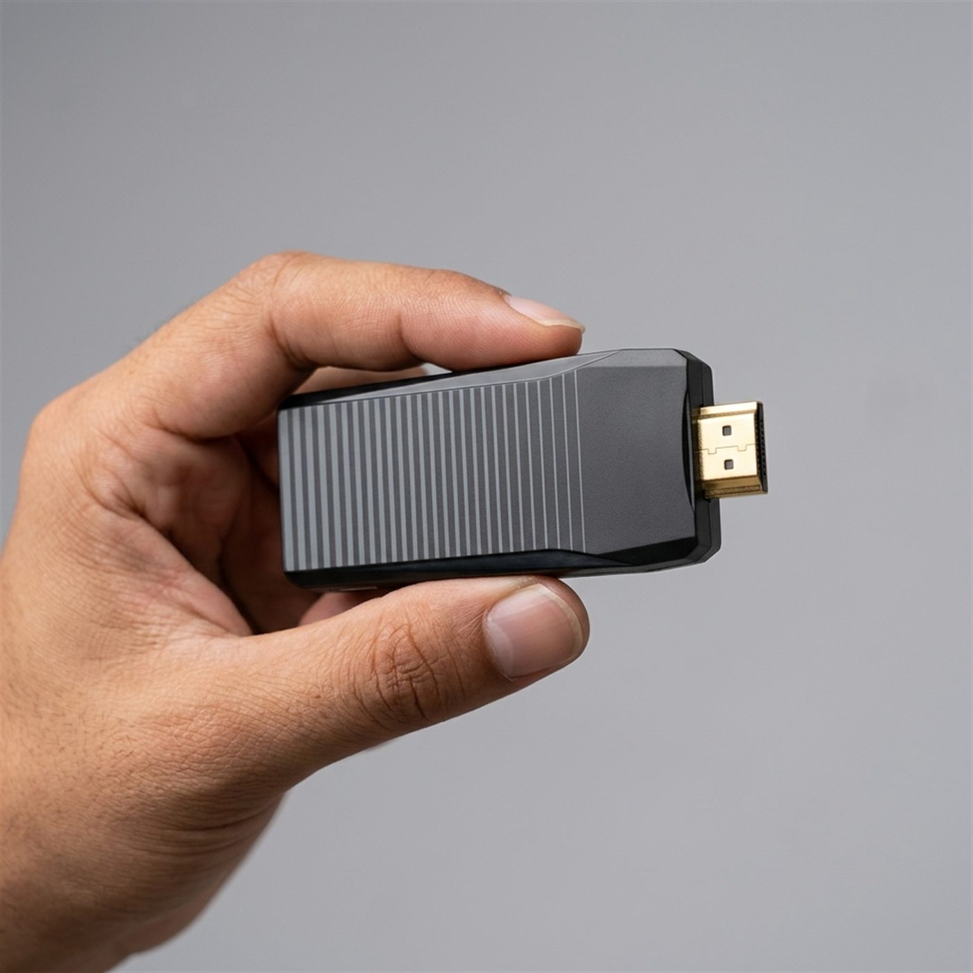 Tamaño real del Game Stick Lite 4K sostenido en la mano